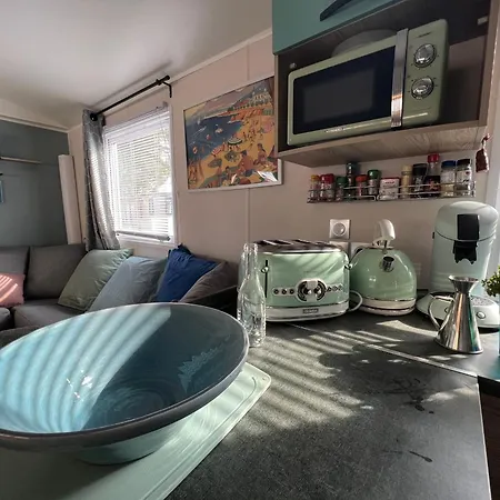 Mobil Bleu 'n' Blue Campsite